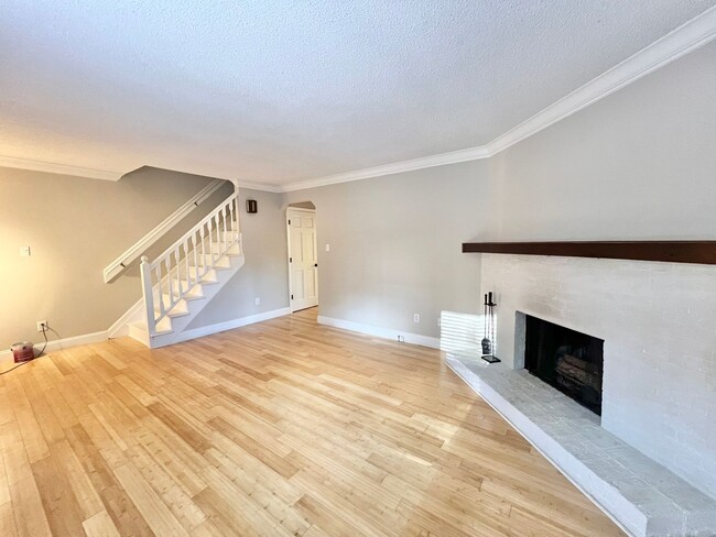 Building Photo - Newly Remodeled 2BD, 2.5BA Raleigh Townhom...