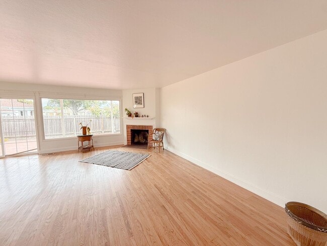 Foto del edificio - Corner Lot 3 Bedroom 1 Bath Single Family Home in San Leandro