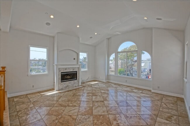 Building Photo - PRISTINE, SPACIOUS & AIRY, 3BR2.5BA GOLDEN...