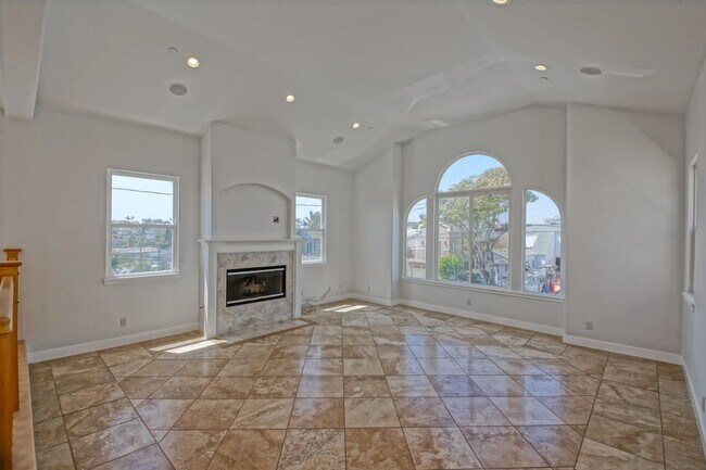 Foto del edificio - VERY BRIGHT, SPACIOUS & AIRY GOLDEN HILLS ...