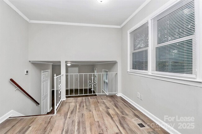 Foto del edificio - 911 Bannister Pl