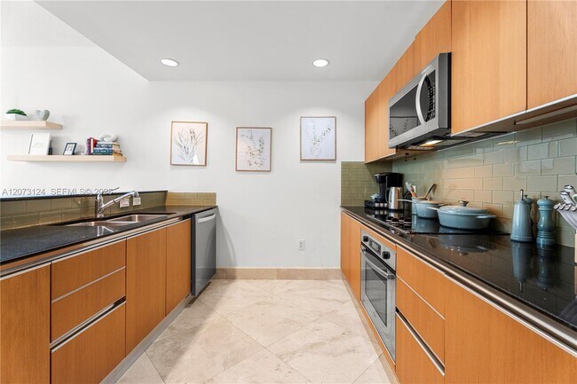 Building Photo - 1060 Brickell Ave