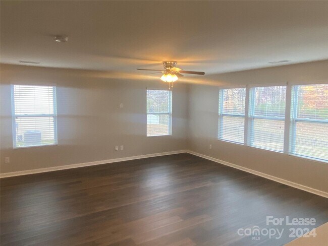 Building Photo - 3857 Streamside Dr