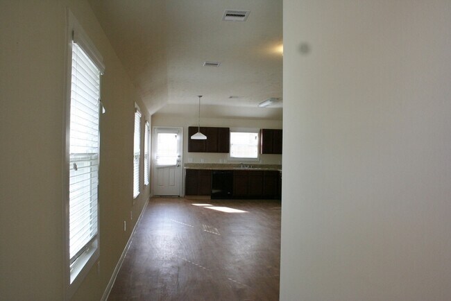 Building Photo - Aspen Park West - 6122 Pow Wow Dr, San Ant...