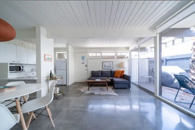 Foto del edificio - 1111 E Palm Canyon Dr