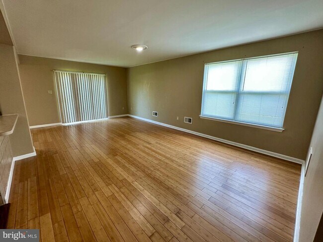 Building Photo - 119 Trafalgar Dr