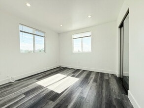 Building Photo - 2855 1/2 Cincinnati Room 3