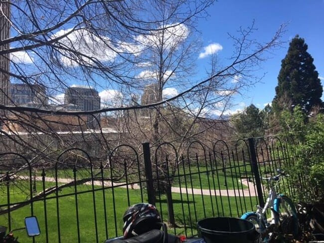 Building Photo - Nice Private Guy Room Downtown