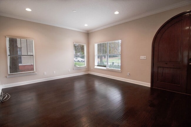 Building Photo - Charming 3 Bed/2.5 Bath Townhome in the Be...
