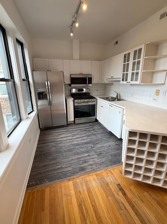 Building Photo - 5726 S King Dr