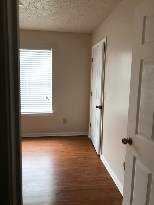 Building Photo - Ground floor condo