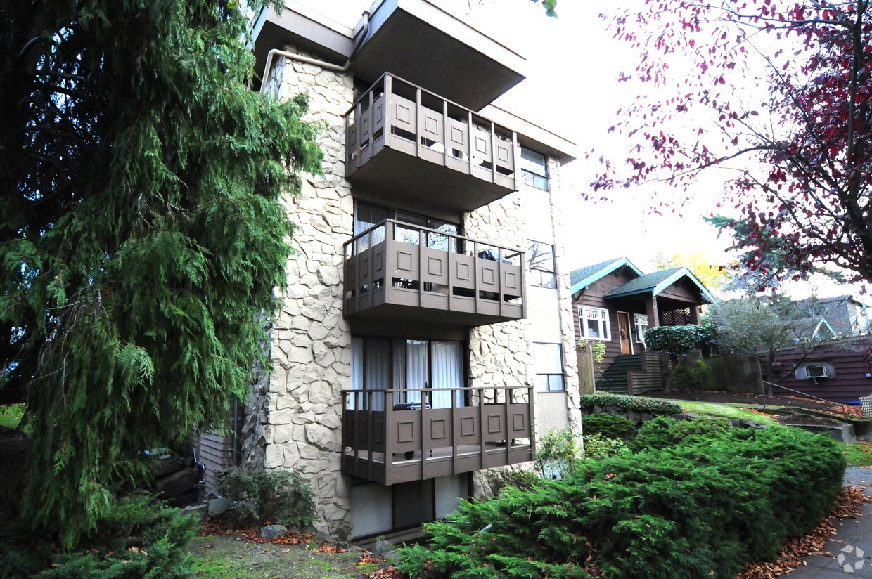 Primary Photo - 4030 California Ave SW