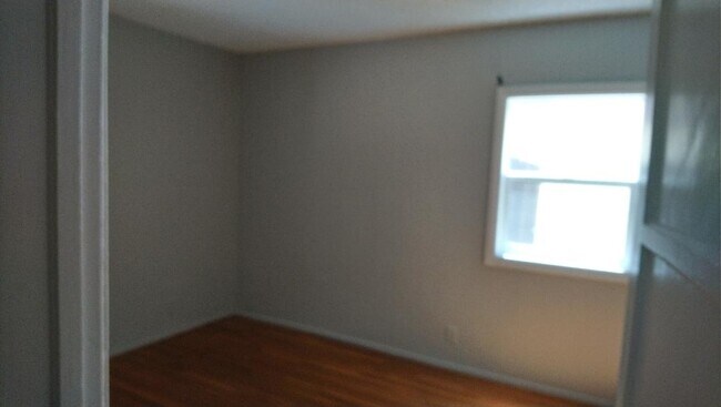 Building Photo - 11074 Plainview Ave