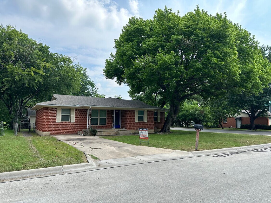 Charming 3 Bedroom/1.5 Bath Home - Charming 3 Bedroom/1.5 Bath Home