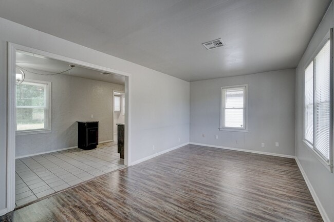 Building Photo - Bethany Rental