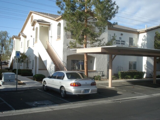 Building Photo - Excellent 2 bed 2 ba in a gated community