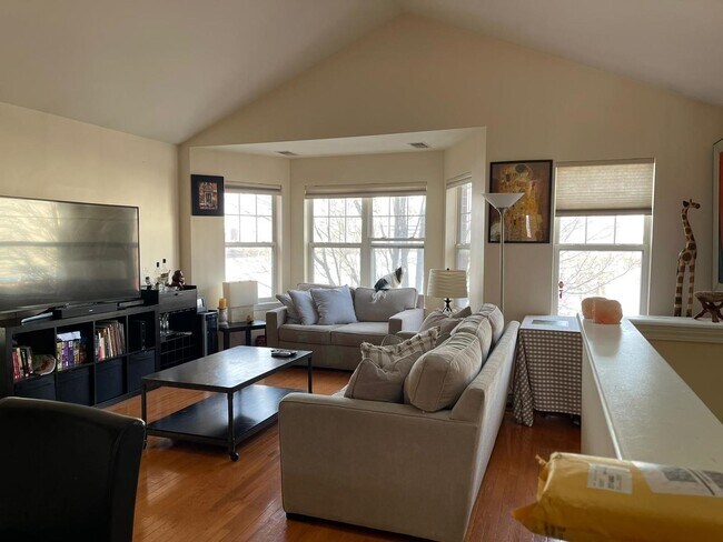 Foto del edificio - 653 W Division St