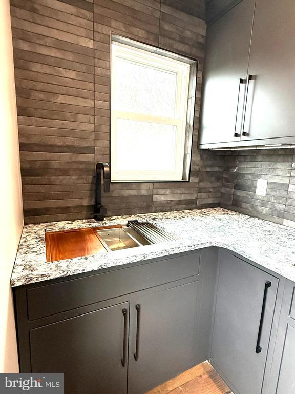 Foto del edificio - 295 E Main St