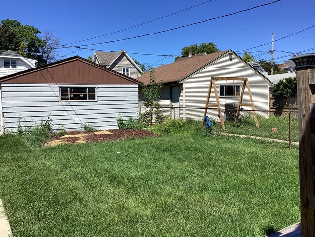 Building Photo - 2 BR Single Family in West Allis