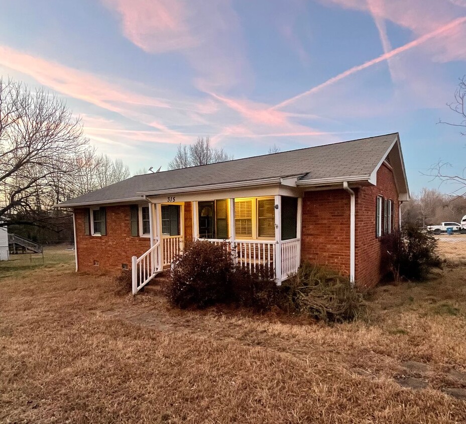 Foto principal - Three bedroom, 1 bath brick ranch in Liberty