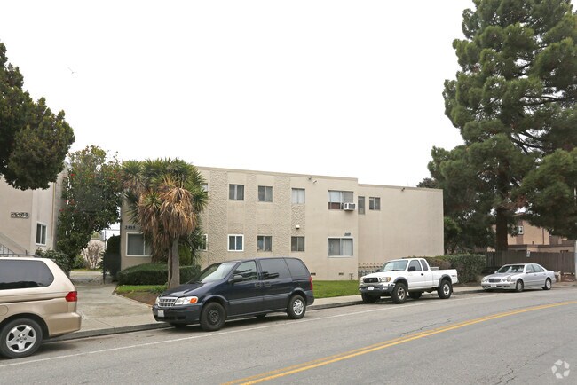 Building Photo - 3499 Agate Dr