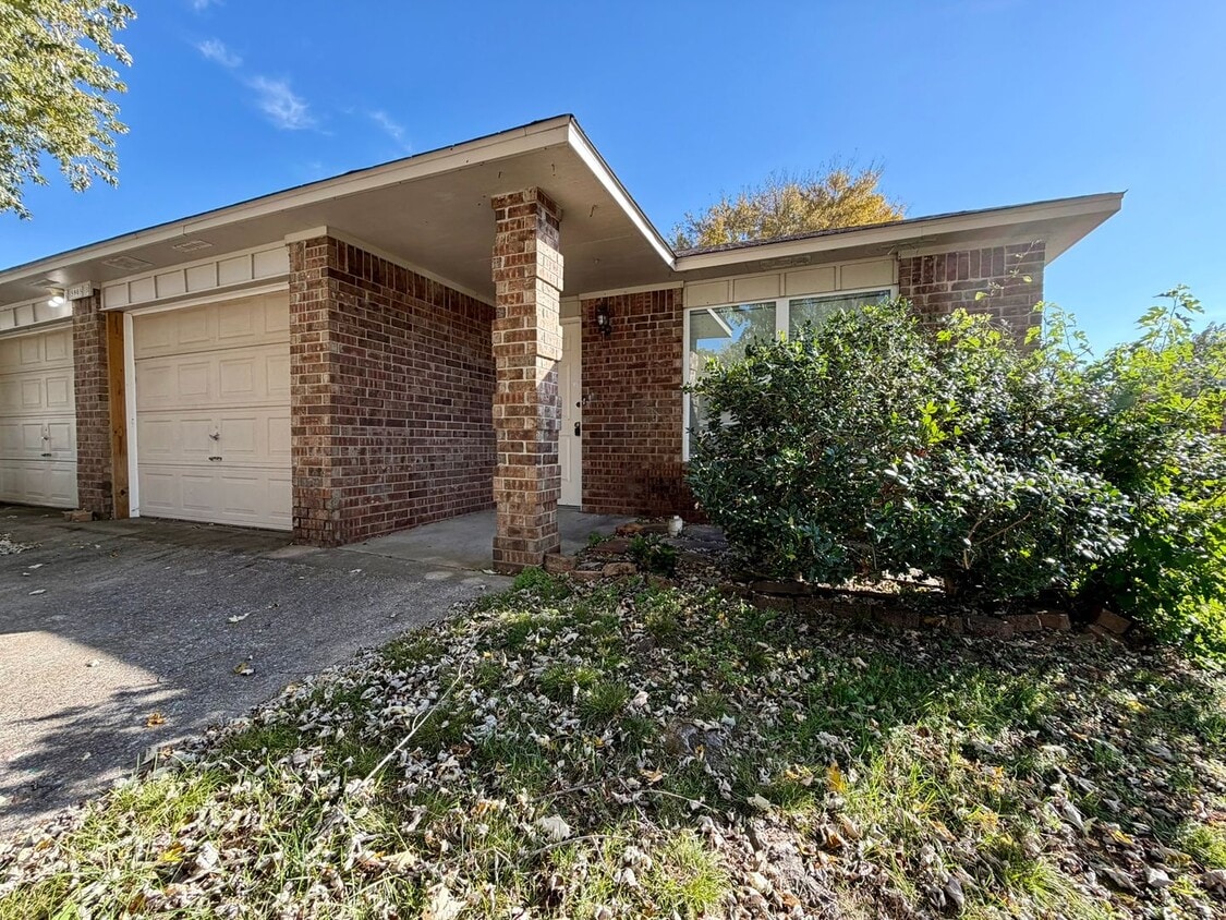 Primary Photo - ***5905 B Sara Street***