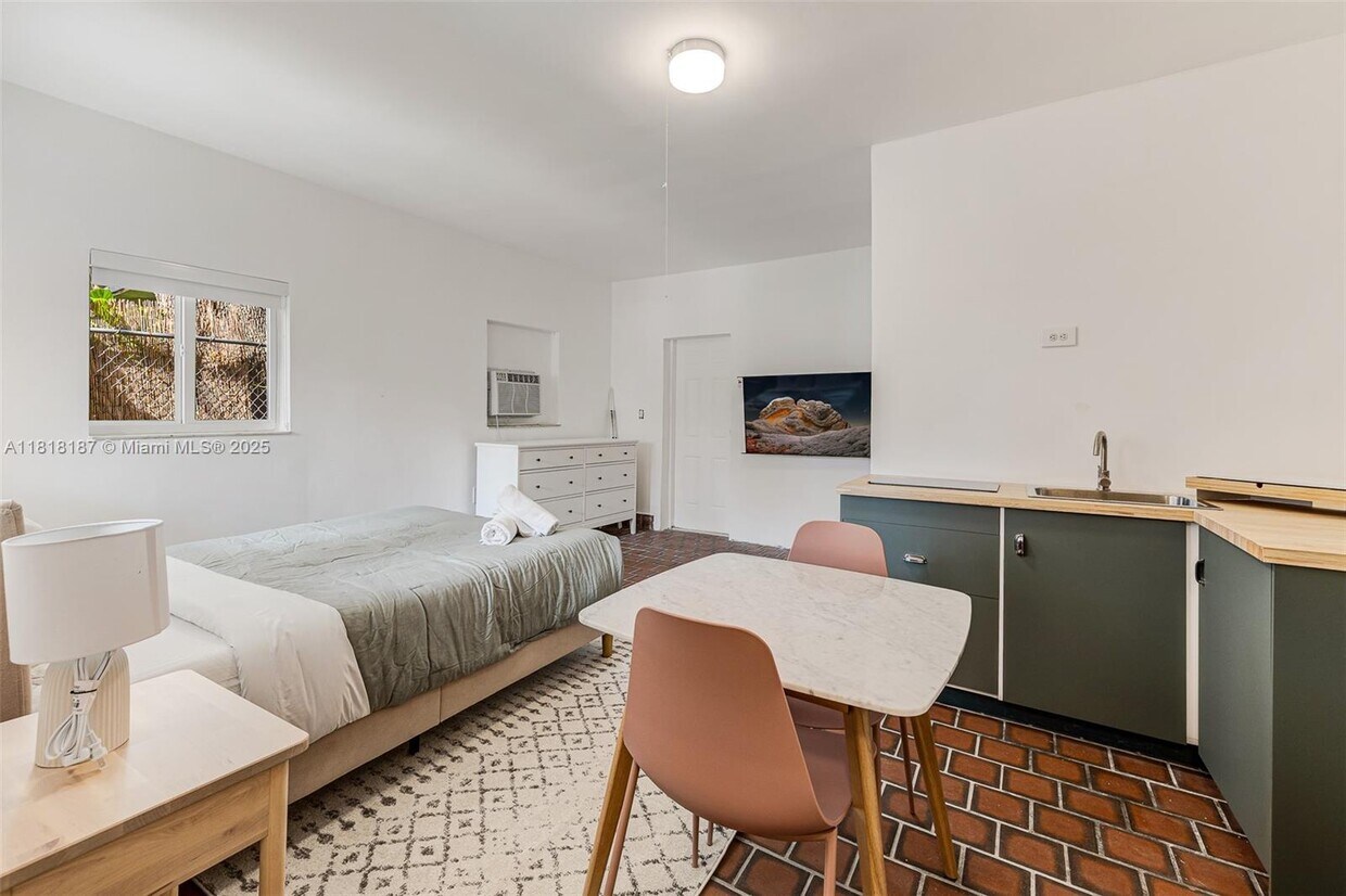 Foto principal - 571 NE 64th St