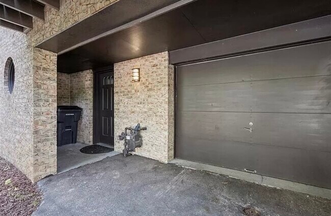 Foto del edificio - 2716 Bingham Dr