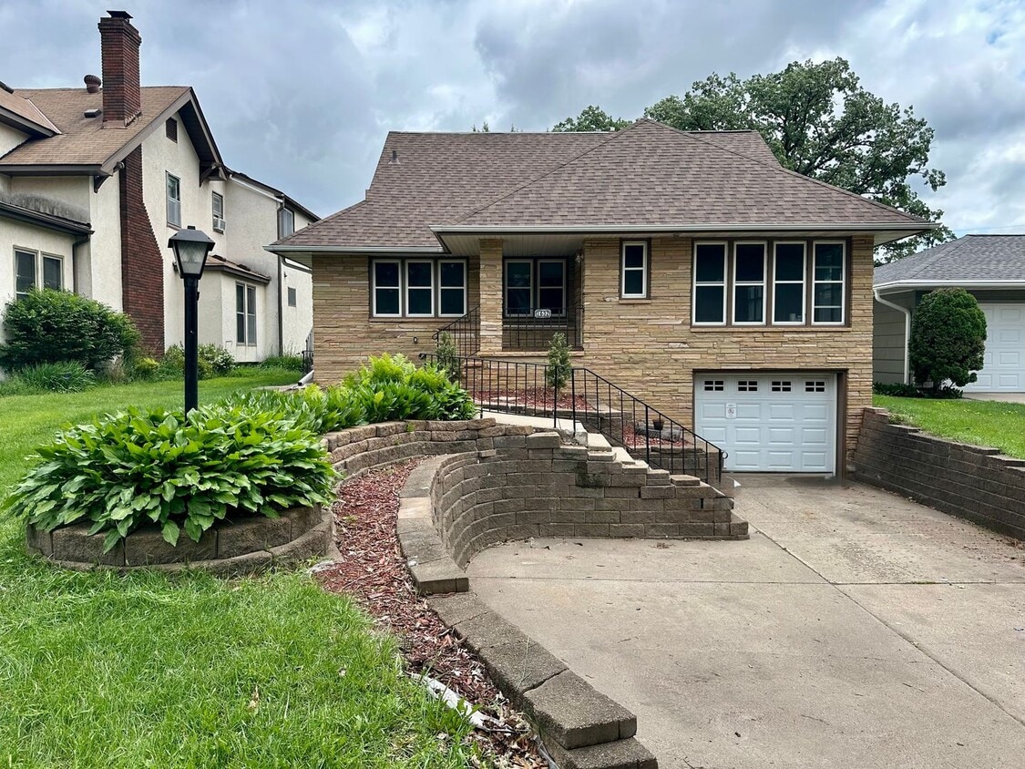 Primary Photo - Beautiful Single Family Home Across from L...