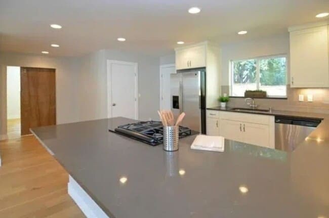 Building Photo - Spacious 5-Bedroom Home for Rent in the Maple Leaf Community
