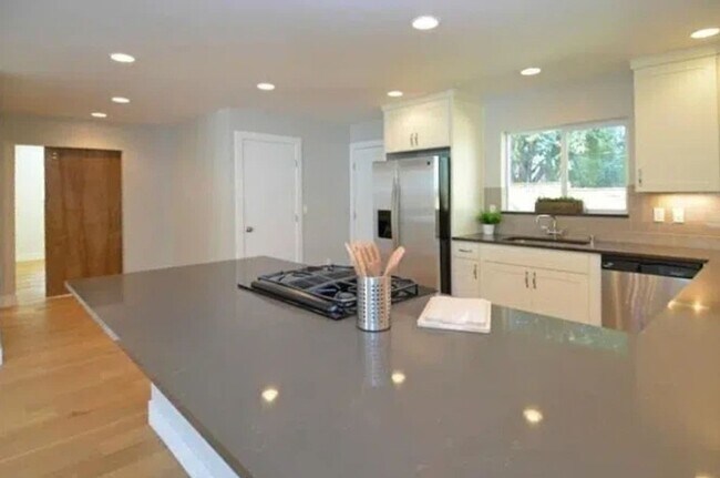 Foto del edificio - Spacious 5-Bedroom Home for Rent in the Maple Leaf Community
