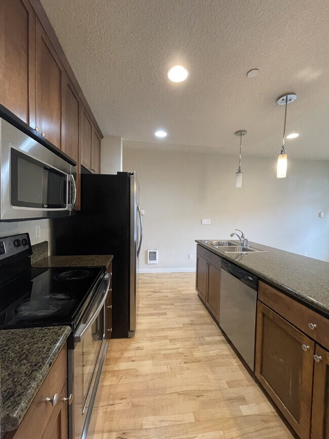 Foto del edificio - 1 Bedroom, 1 Bathroom Condo with Modern Kitchen and Hardwood Floors