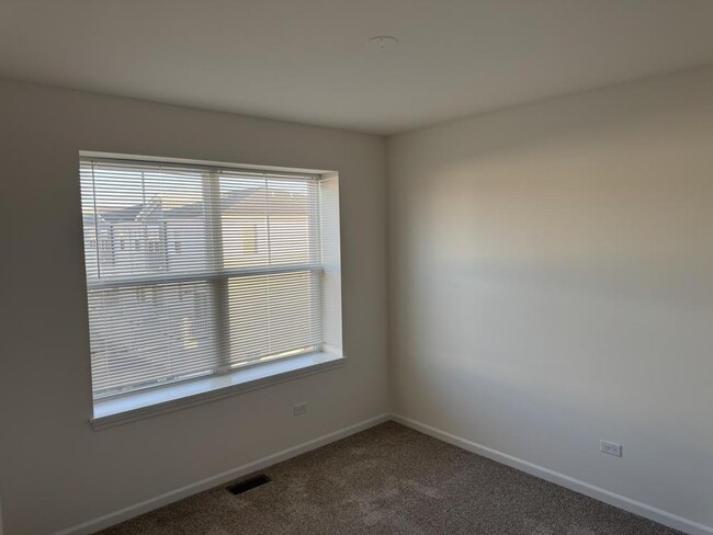 Foto del edificio - 3 bedroom in Aurora IL 60504