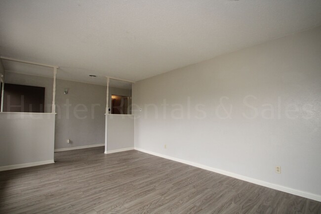 Foto del edificio - Spacious Four-Bedroom!