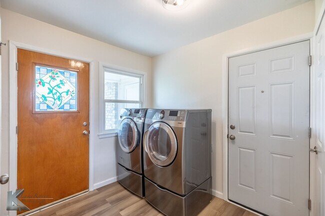 Foto del edificio - 4 BED, 2 BATH, 2 CAR GARAGE!