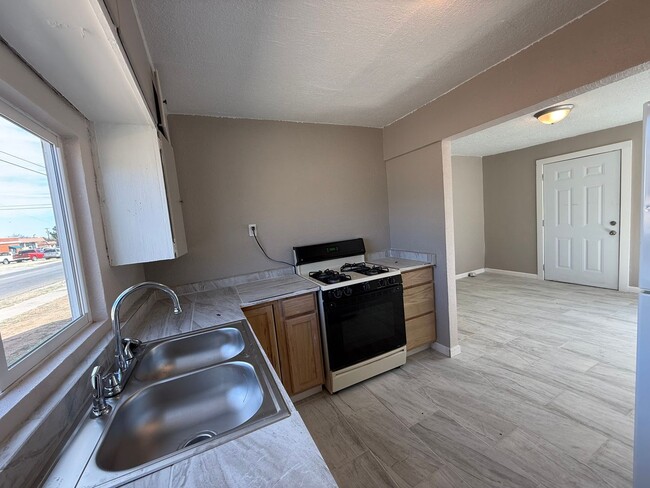 Building Photo - Recently Remodeled 2 Bedroom