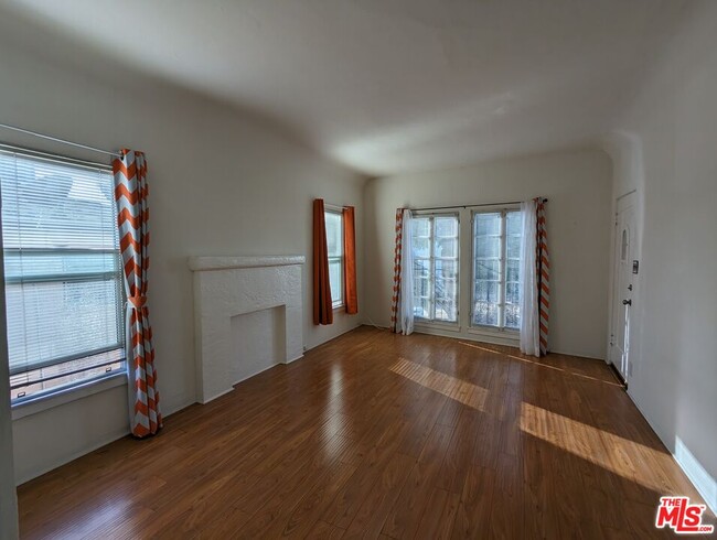 Building Photo - 1366 S Mansfield Ave