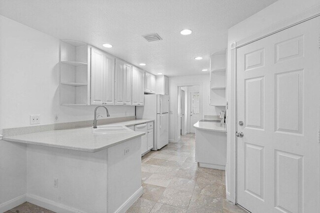 Foto del edificio - 2828 W Community Dr