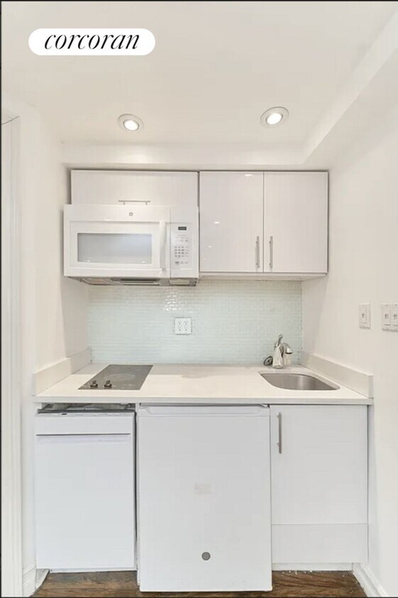 Building Photo - 226 W 13th St