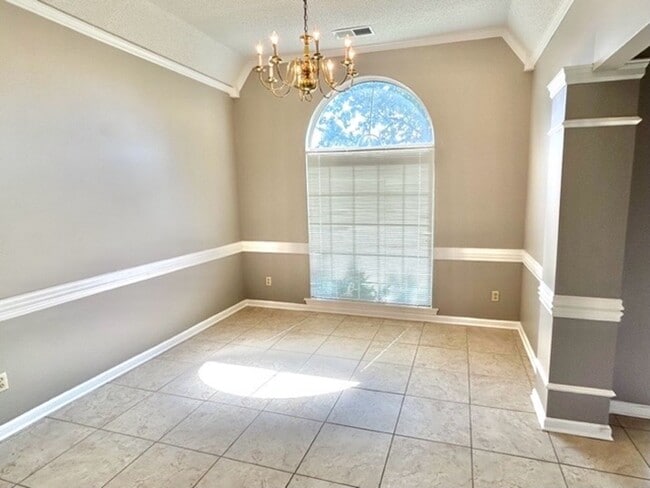 Building Photo - MeadowCliffDr4549