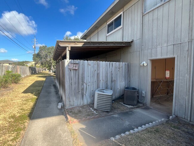 Building Photo - Southside Townhome!!