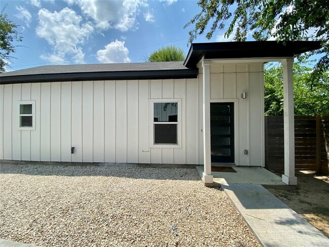 Building Photo - 1209 E St Johns Ave