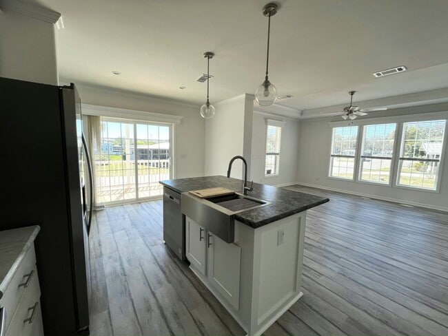 Building Photo - 115 N Lake Dr