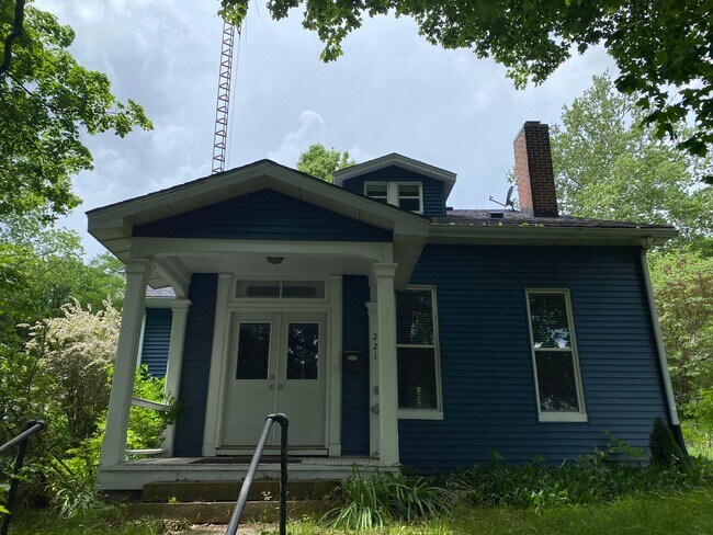Building Photo - 4 bed/ 2 bath