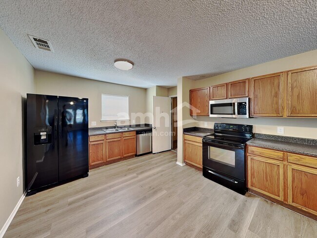 Foto del edificio - 321 Quail Run Rd