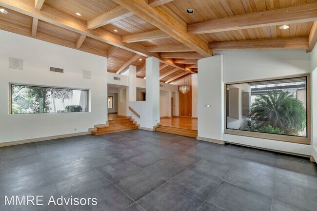 Foto del edificio - 5 br, 7 bath House - 6107 N Palo Cristi Rd