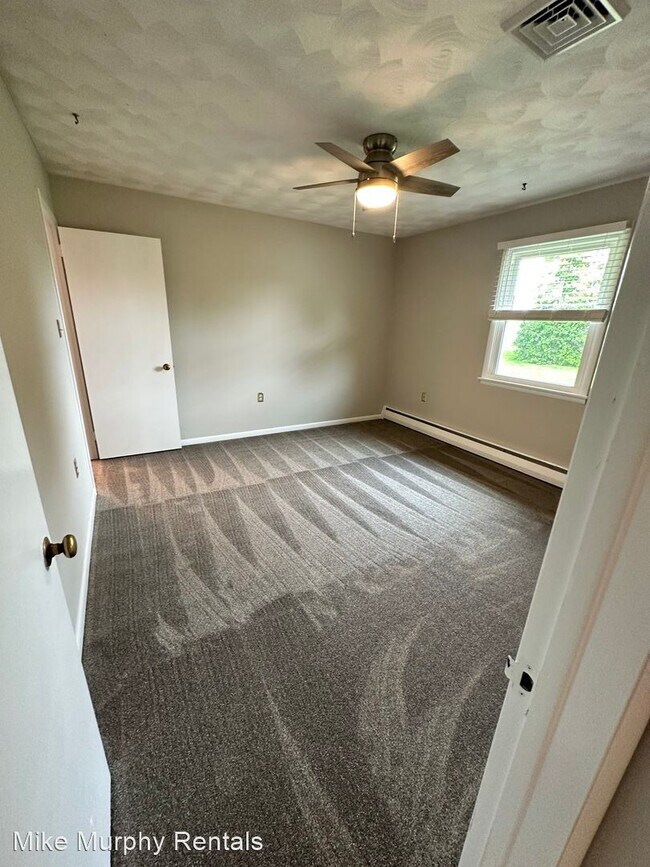 Building Photo - 3 br, 1.5 bath House - 11 Oakwood Circle