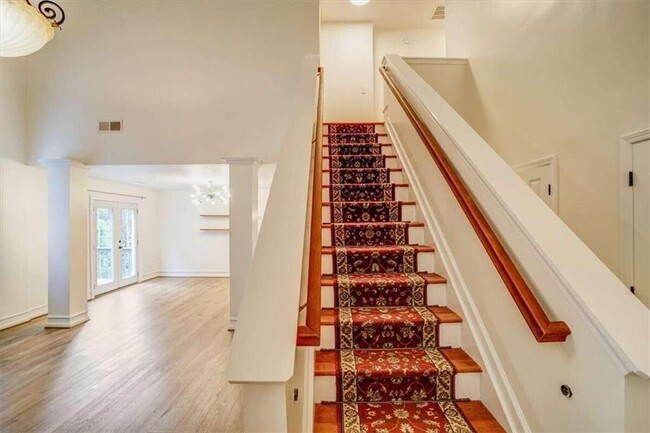 Building Photo - 142 Stoneforest Dr