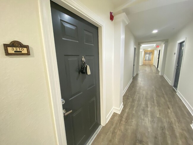 Building Photo - Beautiful 1/1 Condo in the Gated Community...