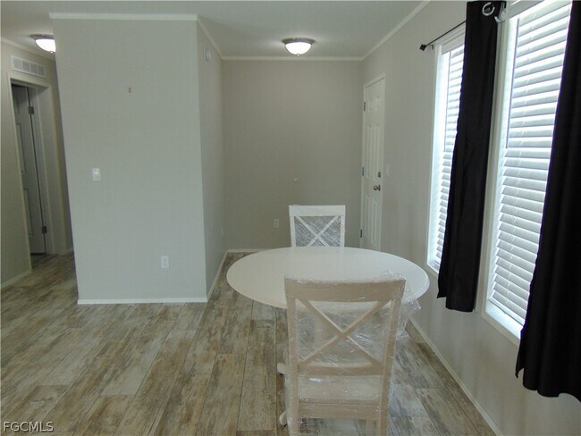 Foto del edificio - 1445 N Bridge St